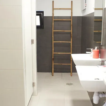 Cool Suites & Pool Hostel Cascais