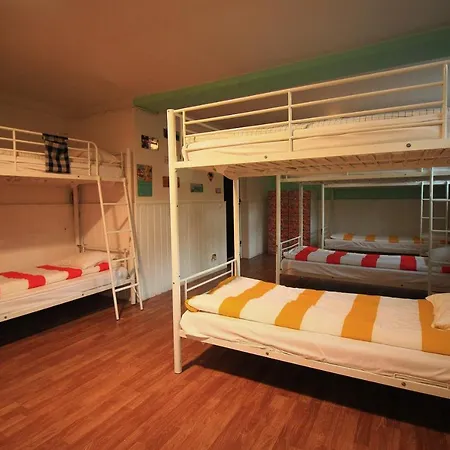 Cool Suites & Pool Hostel